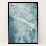 Load image into Gallery viewer, Plakat med surfer i havet | Sommer og Strand Plakater | Denne plakat viser en mand, der surfer på en stor bølge i havet. Perfekt til surfere og eventyrere.

