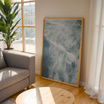 Load image into Gallery viewer, Plakat med surfer i havet | Sommer og Strand Plakater | Denne plakat viser en mand, der surfer på en stor bølge i havet. Perfekt til surfere og eventyrere.
