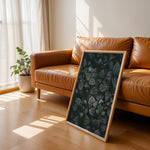 Load image into Gallery viewer, Grøn Inspiration | Plakater med frodige motiver til stuen | Plakat med grønne planter, botanisk kunst og naturplanter, ideel til at tilføje et organisk og livligt præg til dit hjem.
