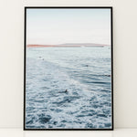 Load image into Gallery viewer, Plakat med surfbrætter | Sommer og Strand Plakater | Denne plakat viser flere surfbrætter opstillet lodret i forskellige pastelfarver som hvid, pink og grøn. Perfekt til surf- og strandelskere.
