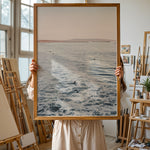 Load image into Gallery viewer, Plakat med surfbrætter | Sommer og Strand Plakater | Denne plakat viser flere surfbrætter opstillet lodret i forskellige pastelfarver som hvid, pink og grøn. Perfekt til surf- og strandelskere.
