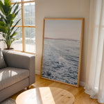 Load image into Gallery viewer, Plakat med surfbrætter | Sommer og Strand Plakater | Denne plakat viser flere surfbrætter opstillet lodret i forskellige pastelfarver som hvid, pink og grøn. Perfekt til surf- og strandelskere.
