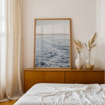 Load image into Gallery viewer, Plakat med surfbrætter | Sommer og Strand Plakater | Denne plakat viser flere surfbrætter opstillet lodret i forskellige pastelfarver som hvid, pink og grøn. Perfekt til surf- og strandelskere.
