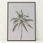 Load image into Gallery viewer, Plakat med palmetræ | Sommer og Strand Plakater | Denne plakat viser en høj palme med grønne blade mod en lys, pastel farvet himmel. Perfekt til dem, der elsker tropisk atmosfære.
