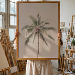 Load image into Gallery viewer, Plakat med palmetræ | Sommer og Strand Plakater | Denne plakat viser en høj palme med grønne blade mod en lys, pastel farvet himmel. Perfekt til dem, der elsker tropisk atmosfære.

