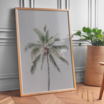 Load image into Gallery viewer, Plakat med palmetræ | Sommer og Strand Plakater | Denne plakat viser en høj palme med grønne blade mod en lys, pastel farvet himmel. Perfekt til dem, der elsker tropisk atmosfære.
