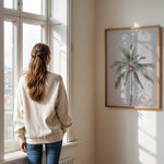 Load image into Gallery viewer, Plakat med palmetræ | Sommer og Strand Plakater | Denne plakat viser en høj palme med grønne blade mod en lys, pastel farvet himmel. Perfekt til dem, der elsker tropisk atmosfære.
