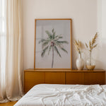 Load image into Gallery viewer, Plakat med palmetræ | Sommer og Strand Plakater | Denne plakat viser en høj palme med grønne blade mod en lys, pastel farvet himmel. Perfekt til dem, der elsker tropisk atmosfære.
