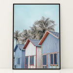 Load image into Gallery viewer, Plakat med strandhuse og palmer | Sommer og Strand Plakater | Denne plakat viser farverige strandhuse med gavltage og palmer i baggrunden. Perfekt til dem, der elsker tropisk atmosfære.
