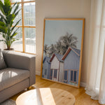 Load image into Gallery viewer, Plakat med strandhuse og palmer | Sommer og Strand Plakater | Denne plakat viser farverige strandhuse med gavltage og palmer i baggrunden. Perfekt til dem, der elsker tropisk atmosfære.
