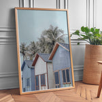 Load image into Gallery viewer, Plakat med strandhuse og palmer | Sommer og Strand Plakater | Denne plakat viser farverige strandhuse med gavltage og palmer i baggrunden. Perfekt til dem, der elsker tropisk atmosfære.
