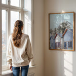 Load image into Gallery viewer, Plakat med strandhuse og palmer | Sommer og Strand Plakater | Denne plakat viser farverige strandhuse med gavltage og palmer i baggrunden. Perfekt til dem, der elsker tropisk atmosfære.
