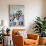 Load image into Gallery viewer, Plakat med strandhuse og palmer | Sommer og Strand Plakater | Denne plakat viser farverige strandhuse med gavltage og palmer i baggrunden. Perfekt til dem, der elsker tropisk atmosfære.
