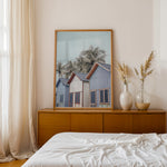 Load image into Gallery viewer, Plakat med strandhuse og palmer | Sommer og Strand Plakater | Denne plakat viser farverige strandhuse med gavltage og palmer i baggrunden. Perfekt til dem, der elsker tropisk atmosfære.
