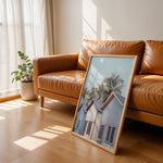 Load image into Gallery viewer, Plakat med strandhuse og palmer | Sommer og Strand Plakater | Denne plakat viser farverige strandhuse med gavltage og palmer i baggrunden. Perfekt til dem, der elsker tropisk atmosfære.
