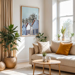 Load image into Gallery viewer, Plakat med strandhuse og palmer | Sommer og Strand Plakater | Denne plakat viser farverige strandhuse med gavltage og palmer i baggrunden. Perfekt til dem, der elsker tropisk atmosfære.
