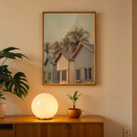 Load image into Gallery viewer, Plakat med strandhuse og palmer | Sommer og Strand Plakater | Denne plakat viser farverige strandhuse med gavltage og palmer i baggrunden. Perfekt til dem, der elsker tropisk atmosfære.
