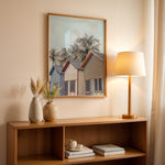 Load image into Gallery viewer, Plakat med strandhuse og palmer | Sommer og Strand Plakater | Denne plakat viser farverige strandhuse med gavltage og palmer i baggrunden. Perfekt til dem, der elsker tropisk atmosfære.
