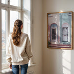 Load image into Gallery viewer, Plakat med farverige døre | Sommer og Strand Plakater | Denne plakat viser en pink og en blå dør side om side, hver i en buet dørkarm, på en farverig bygning. Perfekt til dem, der elsker unik arkitektur.
