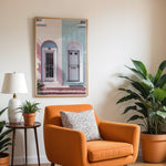 Load image into Gallery viewer, Plakat med farverige døre | Sommer og Strand Plakater | Denne plakat viser en pink og en blå dør side om side, hver i en buet dørkarm, på en farverig bygning. Perfekt til dem, der elsker unik arkitektur.
