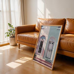 Load image into Gallery viewer, Plakat med farverige døre | Sommer og Strand Plakater | Denne plakat viser en pink og en blå dør side om side, hver i en buet dørkarm, på en farverig bygning. Perfekt til dem, der elsker unik arkitektur.

