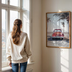 Load image into Gallery viewer, Plakat med vintage bil | Sommer og Strand Plakater | Denne plakat viser en vintage rød bil parkeret ved en strandvej med havet og palmetræer i baggrunden. Perfekt til dem, der elsker retro og strandstemning.
