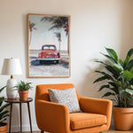 Load image into Gallery viewer, Plakat med vintage bil | Sommer og Strand Plakater | Denne plakat viser en vintage rød bil parkeret ved en strandvej med havet og palmetræer i baggrunden. Perfekt til dem, der elsker retro og strandstemning.
