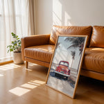 Load image into Gallery viewer, Plakat med vintage bil | Sommer og Strand Plakater | Denne plakat viser en vintage rød bil parkeret ved en strandvej med havet og palmetræer i baggrunden. Perfekt til dem, der elsker retro og strandstemning.
