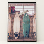 Load image into Gallery viewer, Plakat med surfbrætter | Sommer og Strand Plakater | Denne plakat viser flere surfbrætter opstillet lodret i forskellige pastelfarver som hvid, pink og grøn. Perfekt til surf- og strandelskere.
