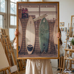 Load image into Gallery viewer, Plakat med surfbrætter | Sommer og Strand Plakater | Denne plakat viser flere surfbrætter opstillet lodret i forskellige pastelfarver som hvid, pink og grøn. Perfekt til surf- og strandelskere.

