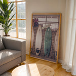 Load image into Gallery viewer, Plakat med surfbrætter | Sommer og Strand Plakater | Denne plakat viser flere surfbrætter opstillet lodret i forskellige pastelfarver som hvid, pink og grøn. Perfekt til surf- og strandelskere.
