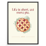 Load image into Gallery viewer, Køkken plakat | Mad plakater | Apple Pie Plakat med citat &quot;Life is short, eat more pie&quot; | Perfekt til hyggelig køkkenindretning | Plakaty.dk
