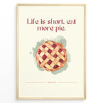 Load image into Gallery viewer, Køkken plakat | Mad plakater | Apple Pie Plakat med citat &quot;Life is short, eat more pie&quot; | Perfekt til hyggelig køkkenindretning | Plakaty.dk
