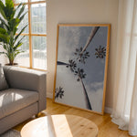 Load image into Gallery viewer, Plakat med palmer og himmel | Sommer og Strand Plakater | Denne plakat viser flere høje palmer mod en delvist skyet himmel. Perfekt til dem, der elsker tropiske omgivelser.
