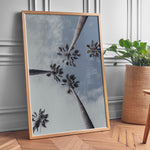 Load image into Gallery viewer, Plakat med palmer og himmel | Sommer og Strand Plakater | Denne plakat viser flere høje palmer mod en delvist skyet himmel. Perfekt til dem, der elsker tropiske omgivelser.
