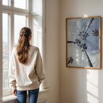 Load image into Gallery viewer, Plakat med palmer og himmel | Sommer og Strand Plakater | Denne plakat viser flere høje palmer mod en delvist skyet himmel. Perfekt til dem, der elsker tropiske omgivelser.
