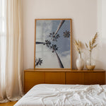 Load image into Gallery viewer, Plakat med palmer og himmel | Sommer og Strand Plakater | Denne plakat viser flere høje palmer mod en delvist skyet himmel. Perfekt til dem, der elsker tropiske omgivelser.
