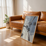 Load image into Gallery viewer, Plakat med palmer og himmel | Sommer og Strand Plakater | Denne plakat viser flere høje palmer mod en delvist skyet himmel. Perfekt til dem, der elsker tropiske omgivelser.
