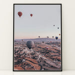 Load image into Gallery viewer, Plakat med luftballoner | Sommer og Strand Plakater | Denne plakat viser mange farverige luftballoner i en klar blå himmel under solopgang eller solnedgang. Perfekt til dem, der elsker eventyr og frihed.
