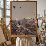 Load image into Gallery viewer, Plakat med luftballoner | Sommer og Strand Plakater | Denne plakat viser mange farverige luftballoner i en klar blå himmel under solopgang eller solnedgang. Perfekt til dem, der elsker eventyr og frihed.
