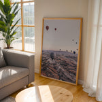 Load image into Gallery viewer, Plakat med luftballoner | Sommer og Strand Plakater | Denne plakat viser mange farverige luftballoner i en klar blå himmel under solopgang eller solnedgang. Perfekt til dem, der elsker eventyr og frihed.
