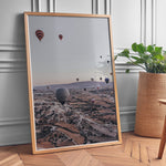 Load image into Gallery viewer, Plakat med luftballoner | Sommer og Strand Plakater | Denne plakat viser mange farverige luftballoner i en klar blå himmel under solopgang eller solnedgang. Perfekt til dem, der elsker eventyr og frihed.
