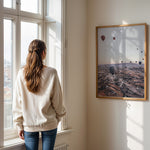 Load image into Gallery viewer, Plakat med luftballoner | Sommer og Strand Plakater | Denne plakat viser mange farverige luftballoner i en klar blå himmel under solopgang eller solnedgang. Perfekt til dem, der elsker eventyr og frihed.
