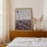 Load image into Gallery viewer, Plakat med luftballoner | Sommer og Strand Plakater | Denne plakat viser mange farverige luftballoner i en klar blå himmel under solopgang eller solnedgang. Perfekt til dem, der elsker eventyr og frihed.
