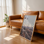 Load image into Gallery viewer, Plakat med luftballoner | Sommer og Strand Plakater | Denne plakat viser mange farverige luftballoner i en klar blå himmel under solopgang eller solnedgang. Perfekt til dem, der elsker eventyr og frihed.
