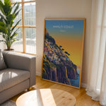 Load image into Gallery viewer, Amalfi Coast Vintage Travel Plakat | Vintage Travel Poster | Denne plakat viser en farverig illustration af Amalfi kysten i Italien, med pastelfarvede bygninger stablet på en stejl skråning mod havet. Perfekt til rejse- og kunstelskere.
