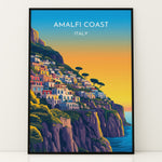 Load image into Gallery viewer, Amalfi Coast Vintage Travel Plakat | Vintage Travel Poster | Denne plakat viser en farverig illustration af Amalfi kysten i Italien, med pastelfarvede bygninger stablet på en stejl skråning mod havet. Perfekt til rejse- og kunstelskere.
