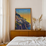 Load image into Gallery viewer, Amalfi Coast Vintage Travel Plakat | Vintage Travel Poster | Denne plakat viser en farverig illustration af Amalfi kysten i Italien, med pastelfarvede bygninger stablet på en stejl skråning mod havet. Perfekt til rejse- og kunstelskere.
