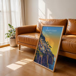 Load image into Gallery viewer, Amalfi Coast Vintage Travel Plakat | Vintage Travel Poster | Denne plakat viser en farverig illustration af Amalfi kysten i Italien, med pastelfarvede bygninger stablet på en stejl skråning mod havet. Perfekt til rejse- og kunstelskere.

