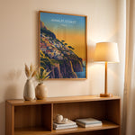 Load image into Gallery viewer, Amalfi Coast Vintage Travel Plakat | Vintage Travel Poster | Denne plakat viser en farverig illustration af Amalfi kysten i Italien, med pastelfarvede bygninger stablet på en stejl skråning mod havet. Perfekt til rejse- og kunstelskere.
